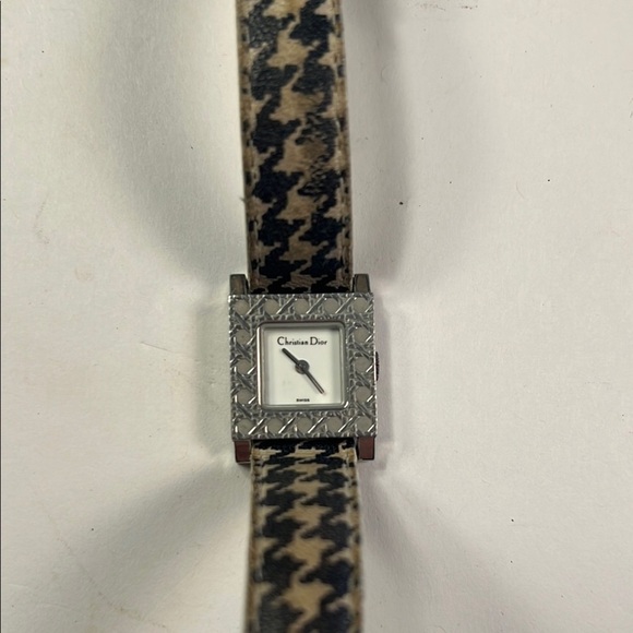 Christian Dior Houndstooth Watch Does Not Come with box anymore. The box sold. - Picture 4 of 6